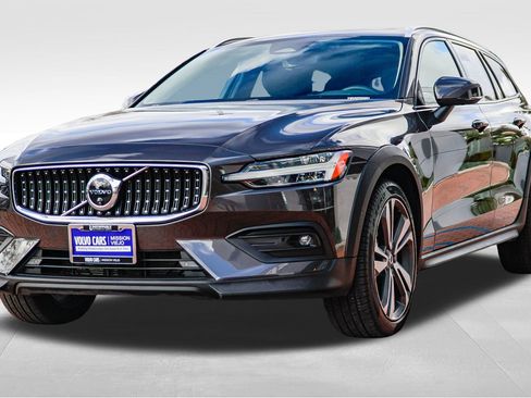 Used 2025 Volvo V60 B5 Cross Country Plus image 34