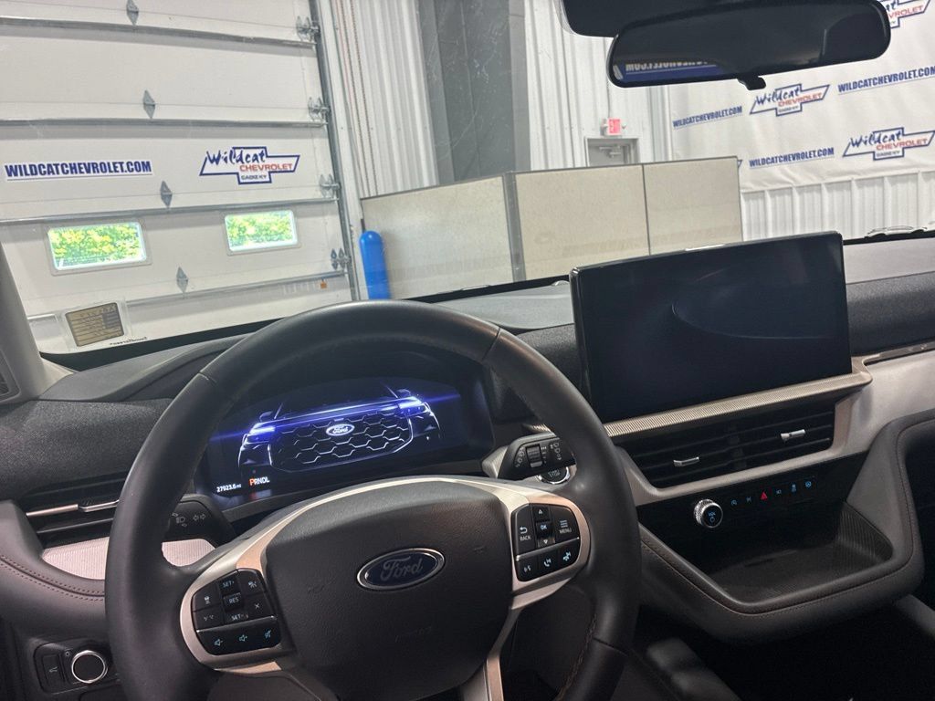 Used 2025 Ford Explorer Active AWD/4WD image 2