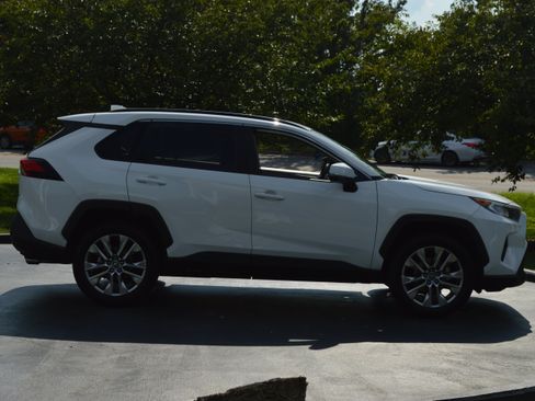 Used 2019 Toyota RAV4 XLE Premium w/ Cold Weather Package AWD/4WD image 12