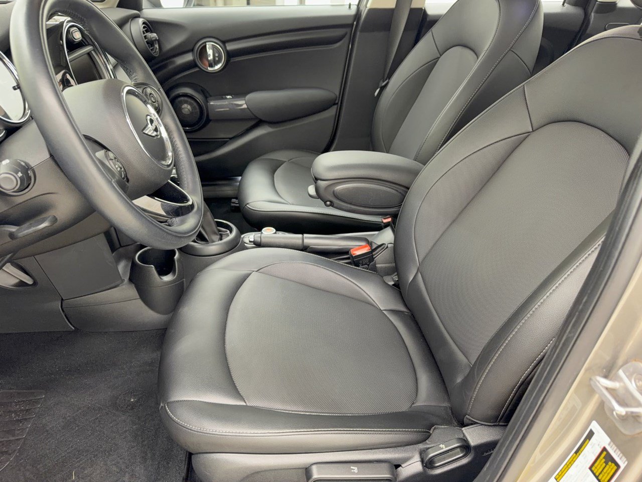 Used 2017 MINI Cooper 4-Door Hardtop FWD image 5