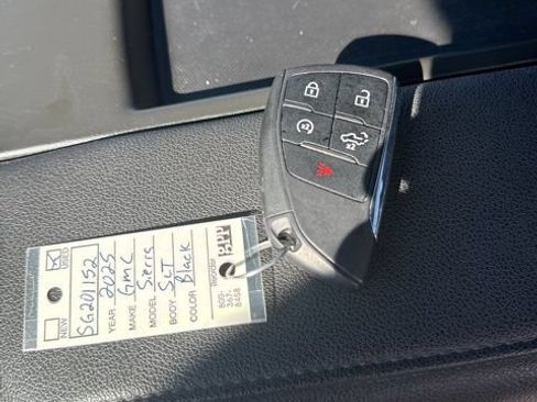 Used 2025 GMC Sierra 1500 SLT AWD/4WD image 23