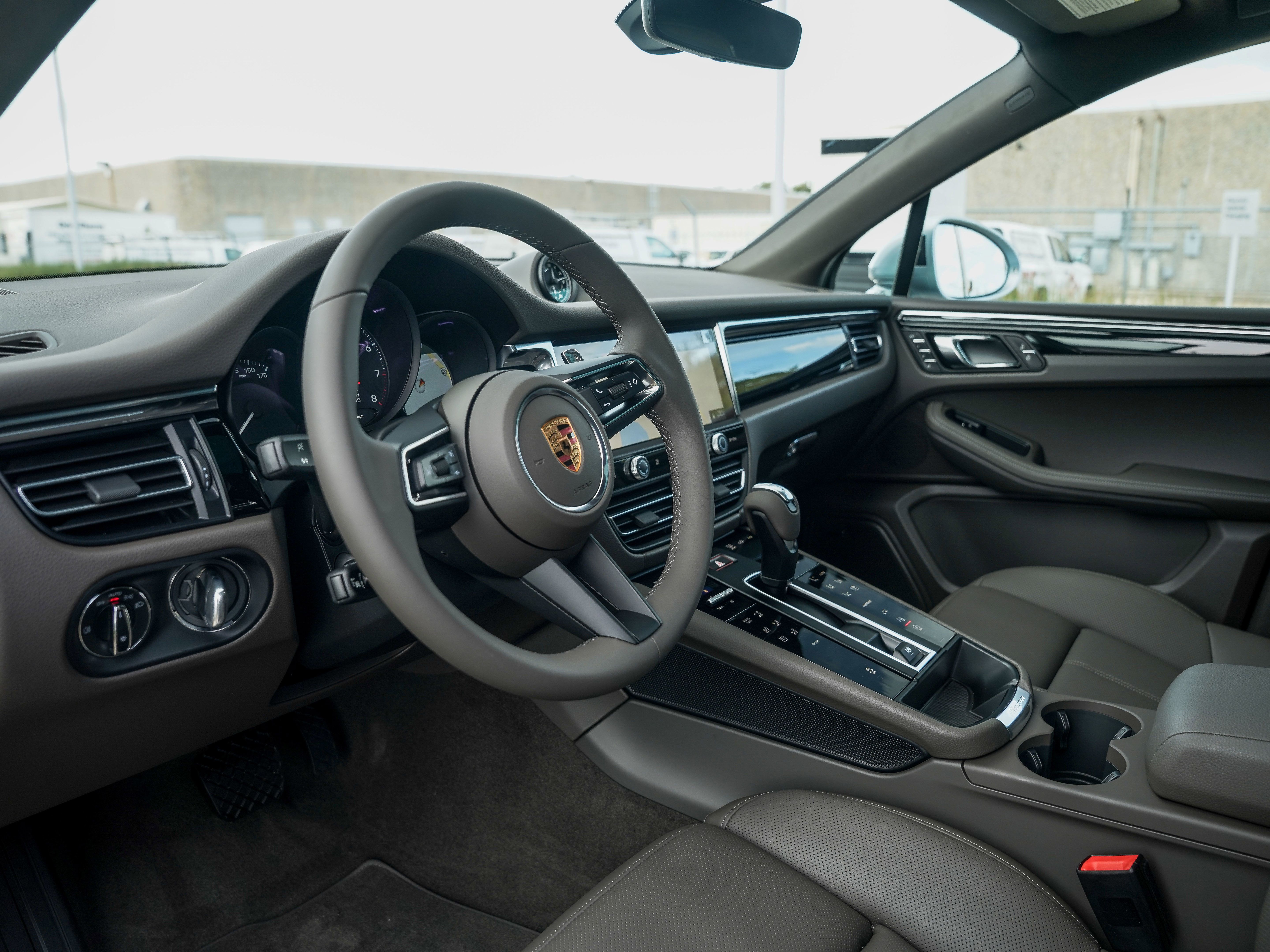 Certified 2026 Porsche Macan AWD/4WD image 4