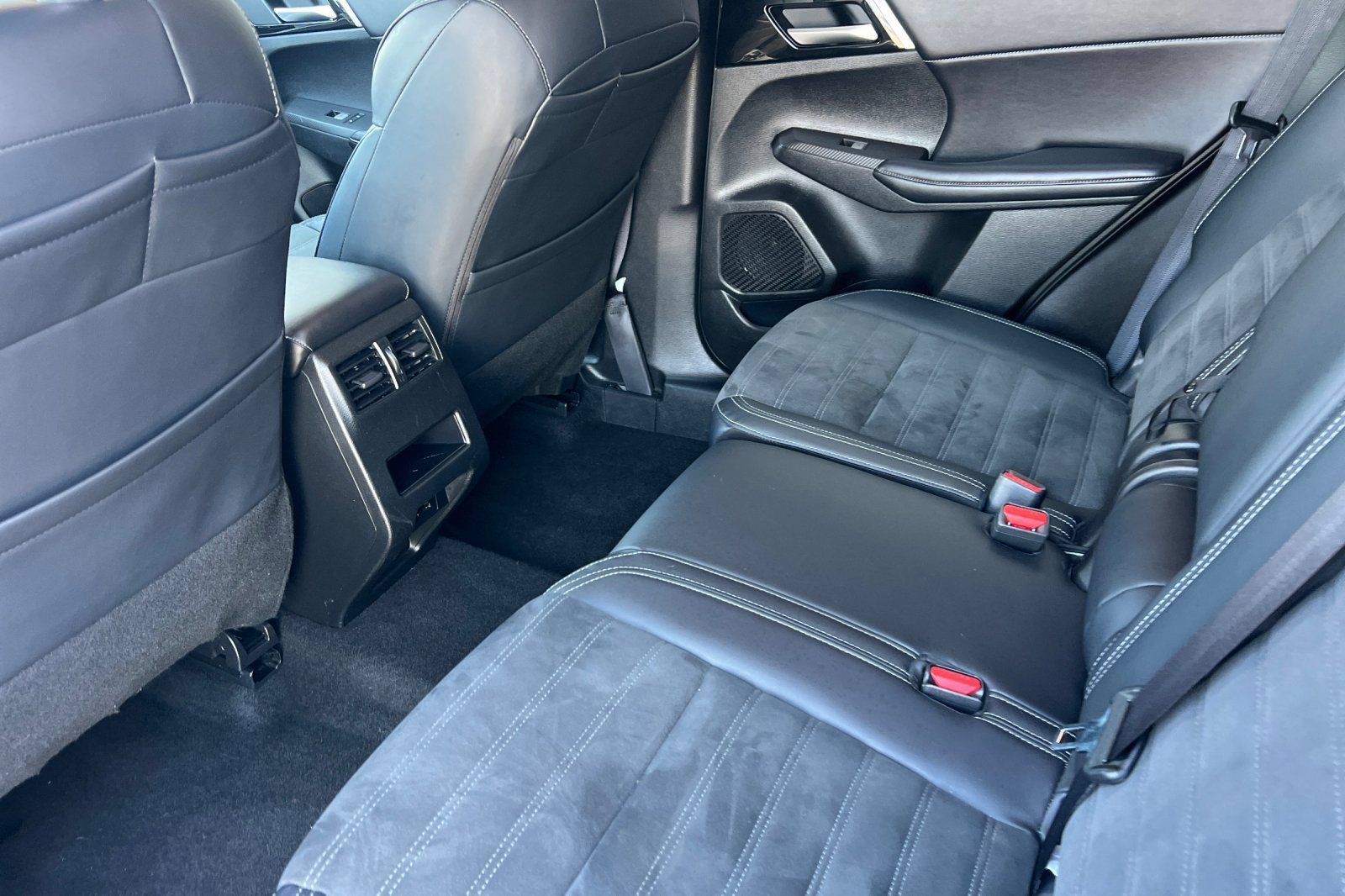 Used 2024 Mitsubishi Outlander SE Black Edition AWD/4WD image 39