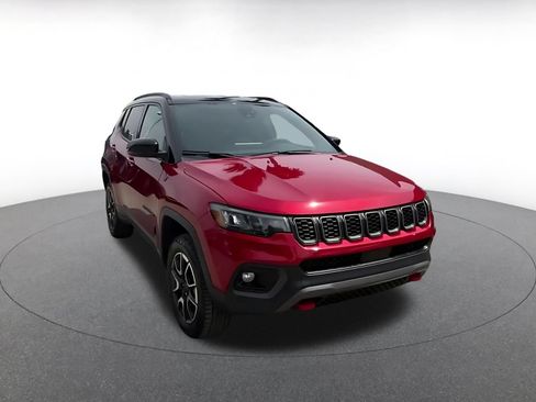 Used 2025 Jeep Compass Trailhawk AWD/4WD image 3