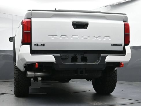 Used 2025 Toyota Tacoma TRD Off-Road AWD/4WD image 31