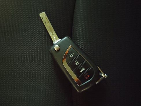 Used 2021 Toyota Corolla LE image 32