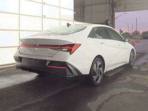 Used 2025 Hyundai Elantra Limited FWD image 4