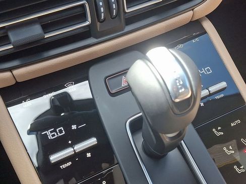 Used 2025 Porsche Macan image 17