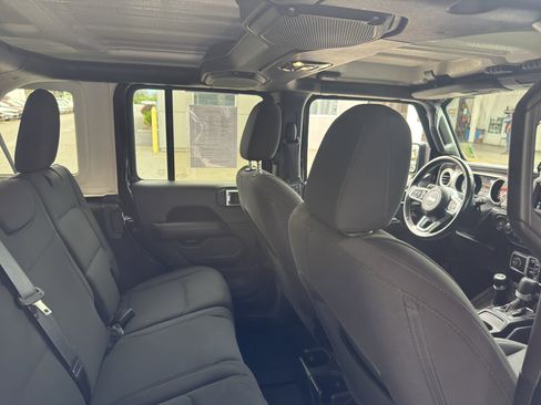 Used 2020 Jeep Wrangler Unlimited Sahara AWD/4WD image 15