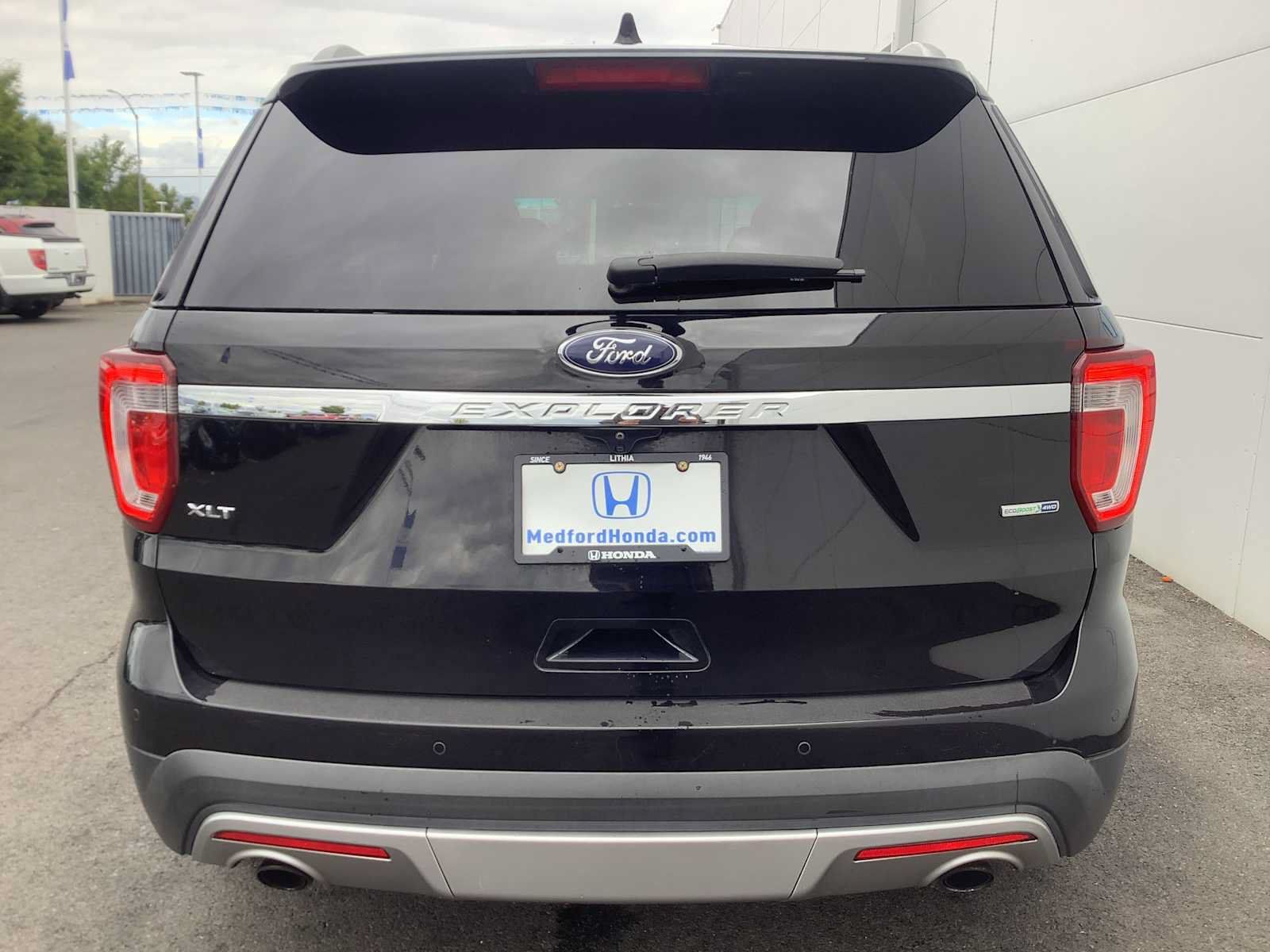 Used 2016 Ford Explorer XLT w/ Class II Trailer Tow Package AWD/4WD image 5