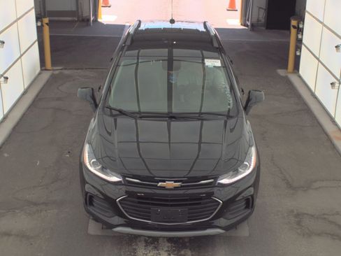Used 2021 Chevrolet Trax LT w/ Premium Seat Package AWD/4WD image 2
