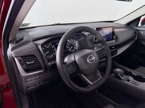 Used 2025 Nissan Rogue SV AWD/4WD image 9