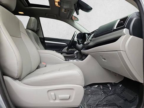 Used 2017 Toyota Highlander XLE AWD/4WD image 23