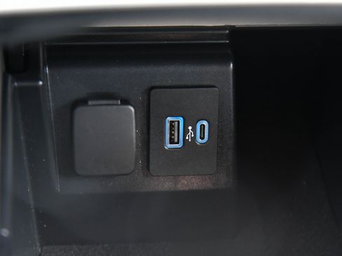 Used 2021 Ford Explorer XLT w/ Equipment Group 202A RWD image 26