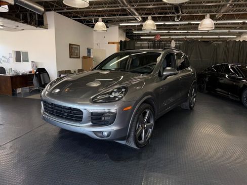 Used 2017 Porsche Cayenne S image 5