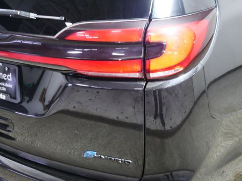 Used 2024 Chrysler Pacifica Premium image 17