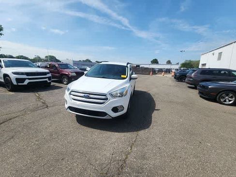 Used 2018 Ford Escape SE w/ SE Sync 3 Package AWD/4WD image 3