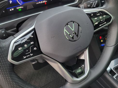 Certified 2024 Volkswagen Tiguan SE R-Line image 22