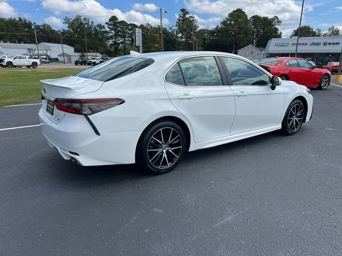 Used 2024 Toyota Camry SE image 3