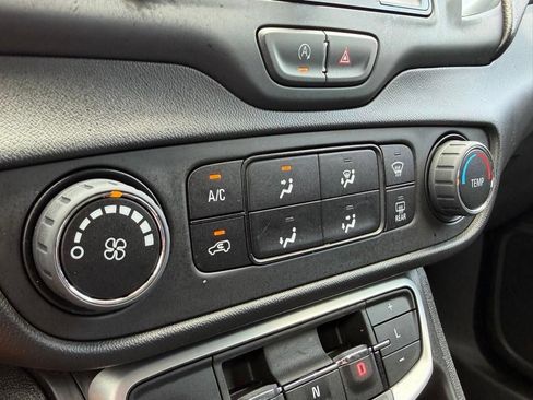 Used 2023 GMC Terrain SLE FWD image 18