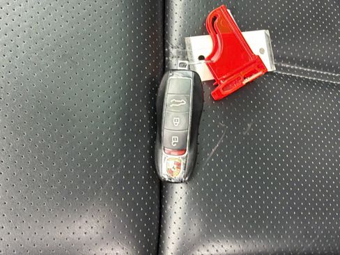 Used 2021 Porsche Macan w/ Premium Package image 29