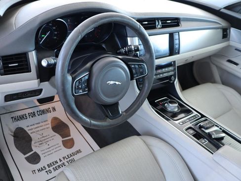 Used 2016 Jaguar XF Prestige image 15