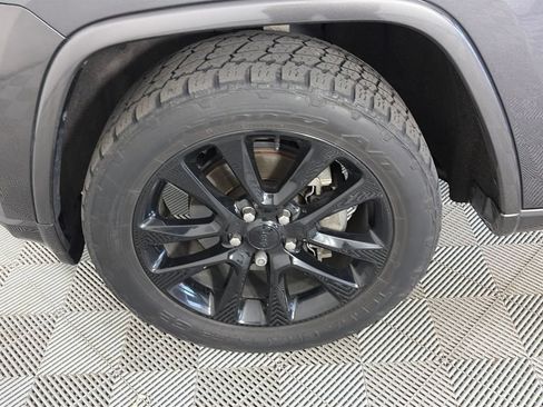 Used 2018 Jeep Grand Cherokee Altitude AWD/4WD image 8