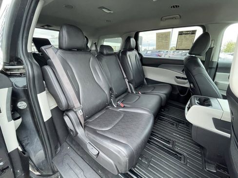 Certified 2023 Kia Carnival LX image 29