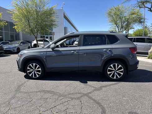 Used 2023 Volkswagen Taos SE image 2