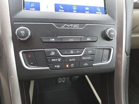 Used 2019 Ford Fusion SE image 16