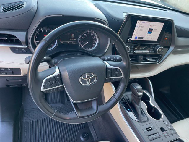 Used 2023 Toyota Highlander XLE AWD/4WD image 25