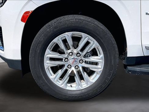 Used 2022 GMC Yukon XL SLT w/ SLT Premium Package AWD/4WD image 9