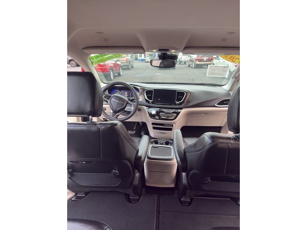 Used 2024 Chrysler Pacifica Touring-L FWD image 9