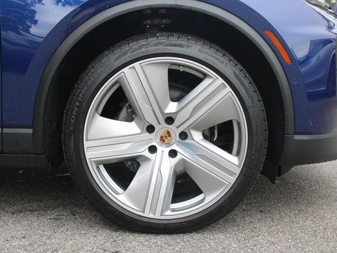 Used 2024 Porsche Macan 4 Electric image 15