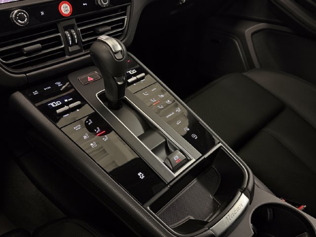 Certified 2026 Porsche Macan AWD/4WD image 23