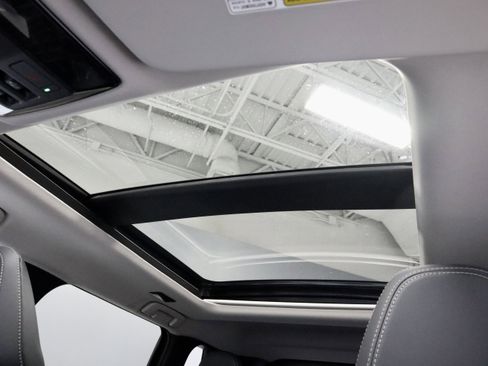 New 2025 Mitsubishi Outlander SE image 32