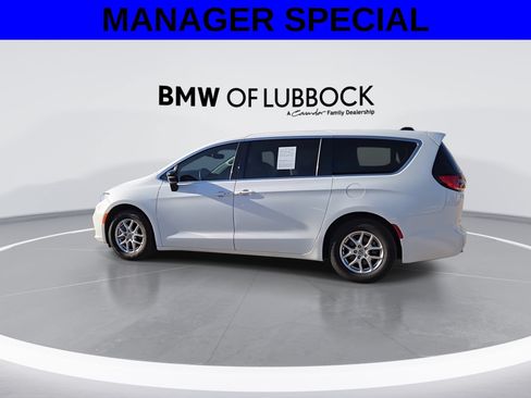 Used 2024 Chrysler Pacifica Touring-L FWD image 6