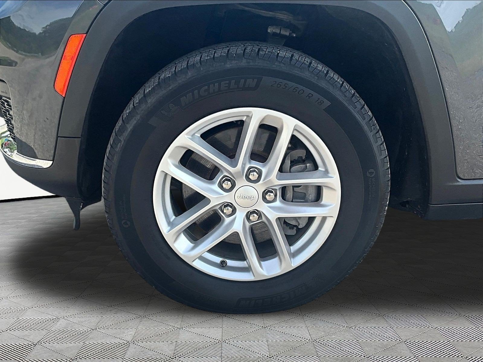 Used 2024 Jeep Grand Cherokee L Laredo AWD/4WD image 34