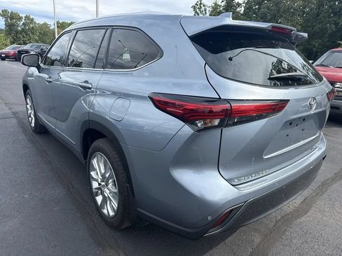 Used 2023 Toyota Highlander Limited AWD/4WD image 2