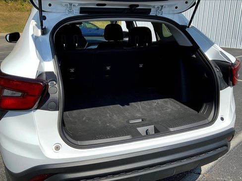 Used 2025 Chevrolet Trax LS image 25