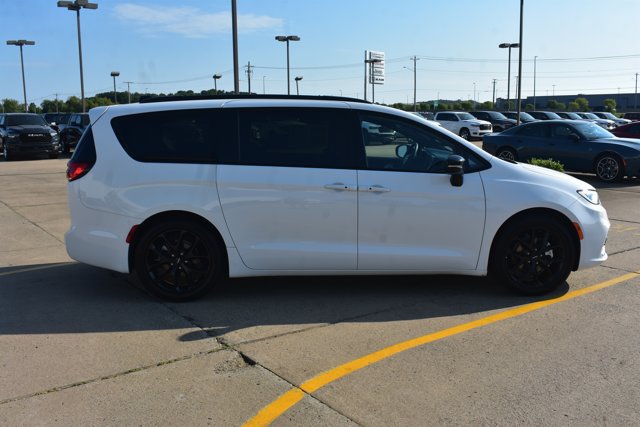 Used 2025 Chrysler Pacifica Limited FWD image 4