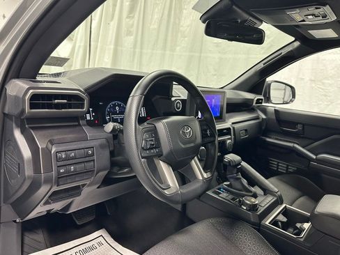 Used 2025 Toyota 4Runner SR5 AWD/4WD image 15