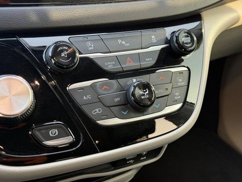 Used 2017 Chrysler Pacifica Touring-L w/ Tire & Wheel Group image 21