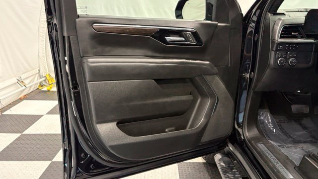 Used 2025 Chevrolet Suburban Z71 AWD/4WD image 15