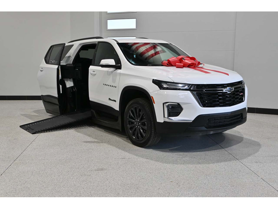 Used 2023 Chevrolet Traverse RS FWD image 2