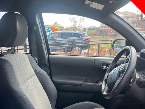 Used 2022 Toyota Tacoma TRD Off-Road image 10