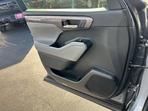 Used 2022 Toyota Highlander Limited image 30