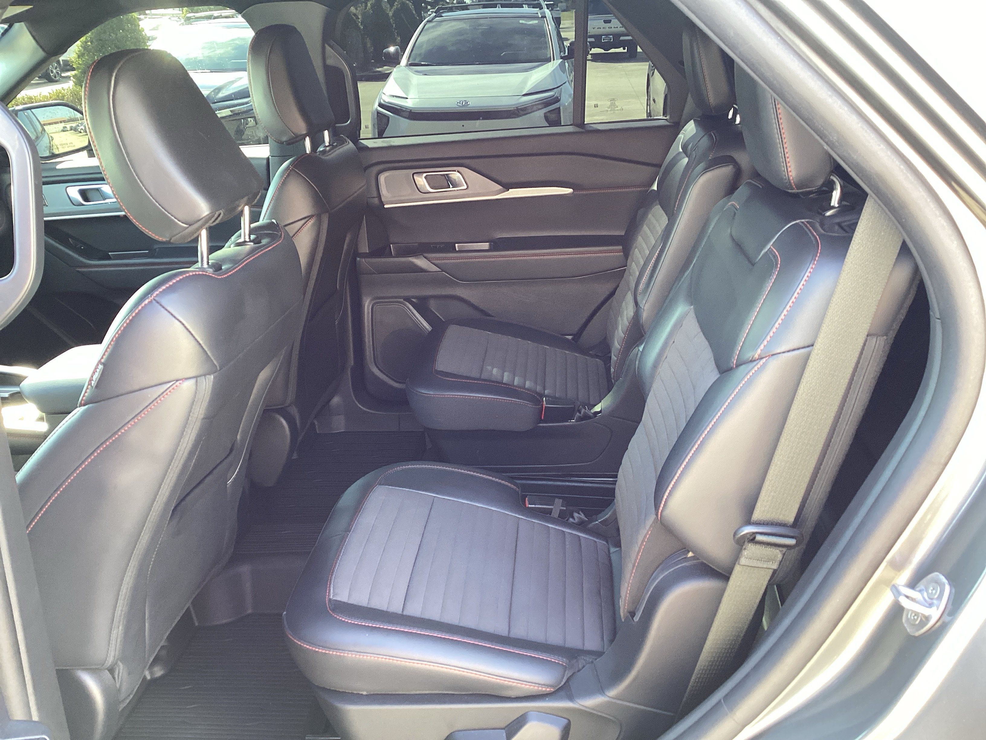 Used 2025 Ford Explorer ST-Line w/ Premium Package RWD image 12