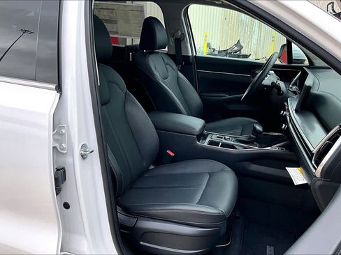 Used 2025 Kia Sorento S w/ Panoramic Sunroof Package image 8