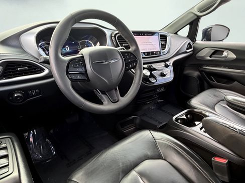 Used 2022 Chrysler Pacifica Touring-L w/ S Appearance Package FWD image 15